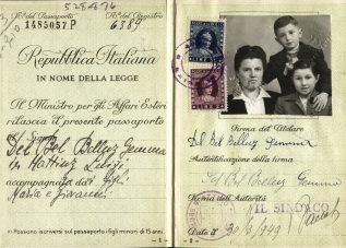 Passeport italien photo page avec l’image de la femme et deux enfants.