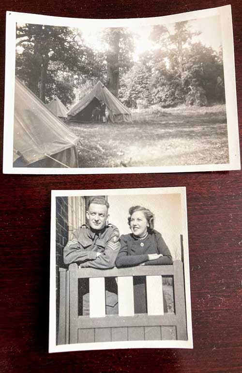 Deux photos en noir et blanc sont collées sur une feuille de papier, la première montre un jardin et la seconde un jeune couple.