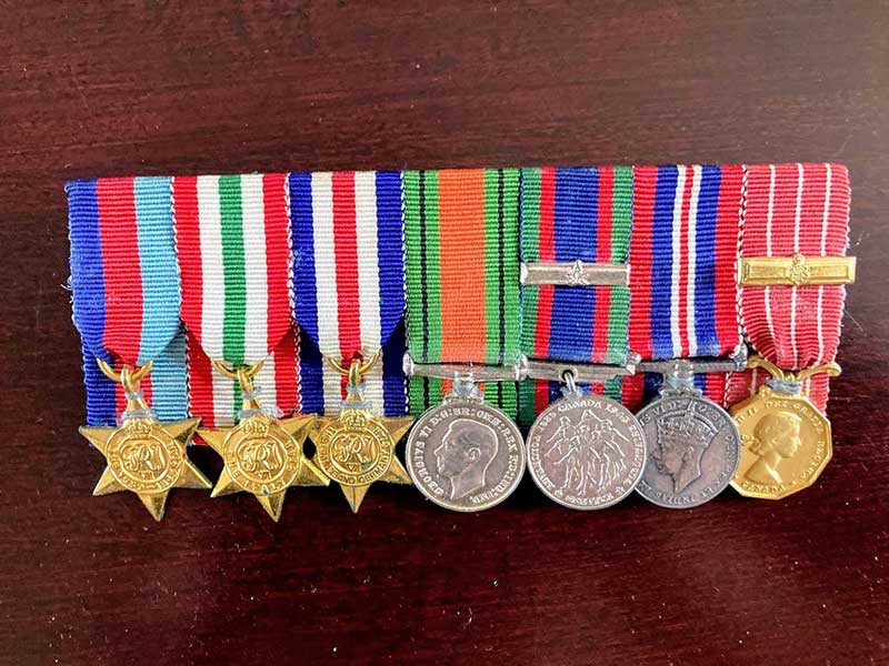 Sept médailles militaires.
