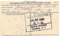 Carte d’identité de l’immigration avec un timbre canadien dessus.