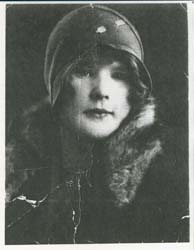Photo de la jeune Margaret, portant une casquette et un manteau à col de fourrure.