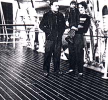 Photo d’un homme, d’une femme et d’un petit enfant sur le pont du navire.