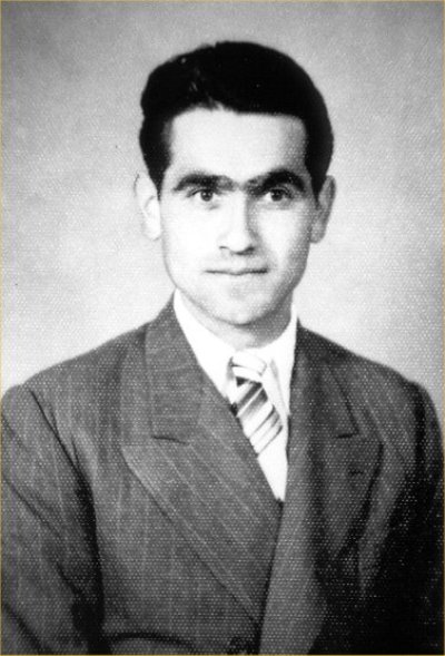 Portrait d’Antonio en costume et cravate.