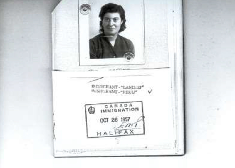 Le document d’immigration a reçu une photo et le timbre et la date de Halifax.