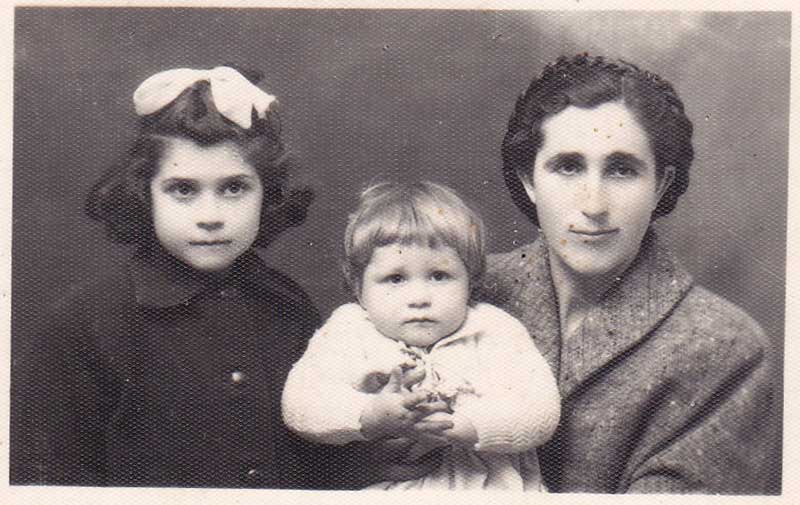 Photo en noir et blanc de la jeune femme avec deux petits enfants.