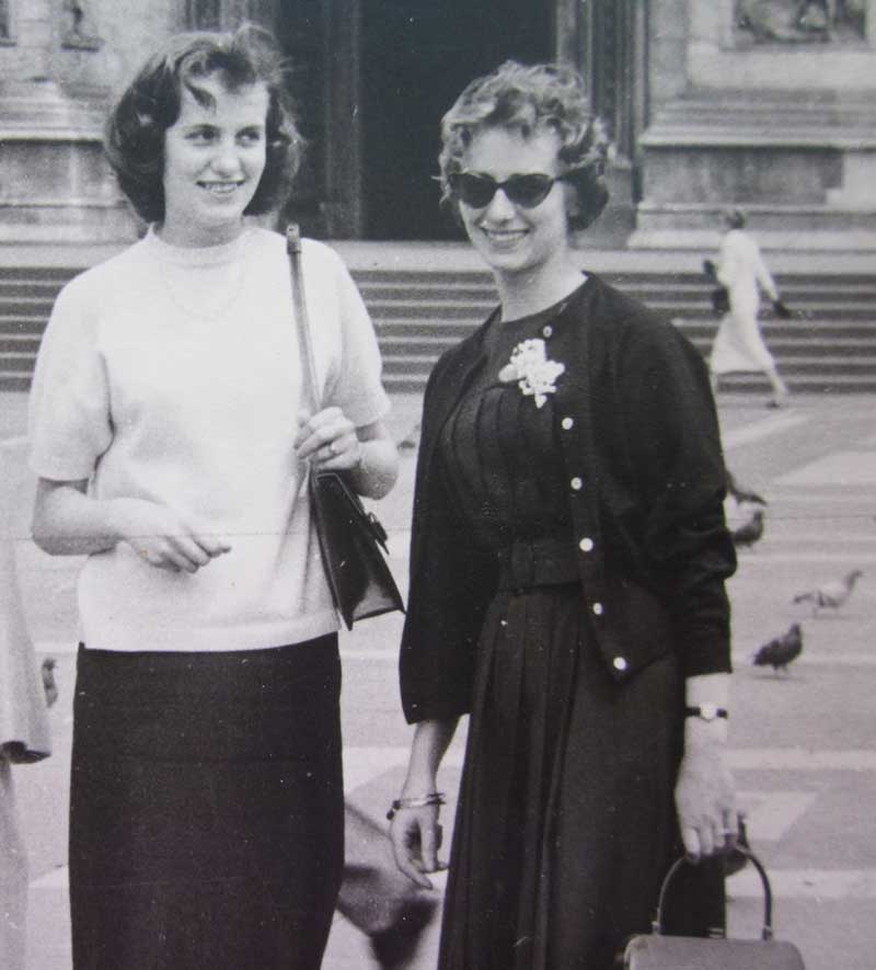 Deux femmes devant un vieux bâtiment.