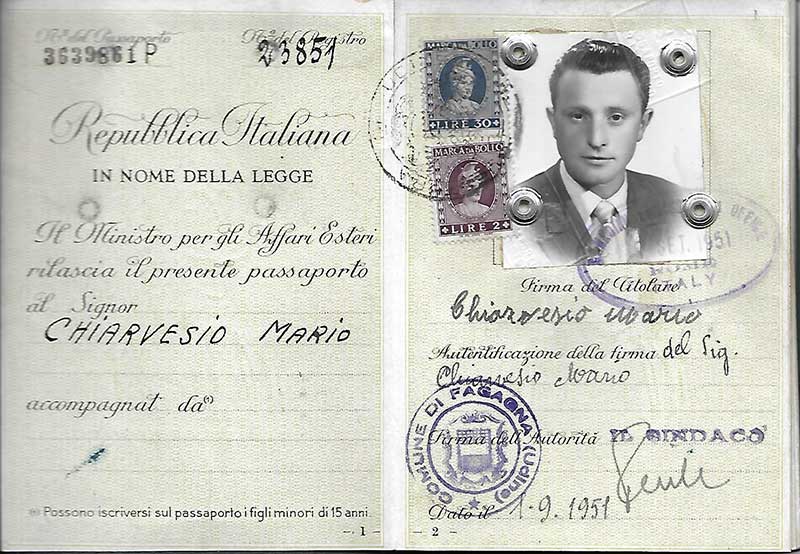 Un vieux passeport avec la photo d’un jeune homme.