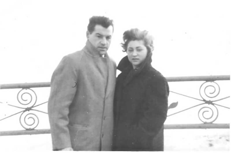 Un homme et une femme sont vêtus de manteaux d’hiver sur le pont d’un navire.