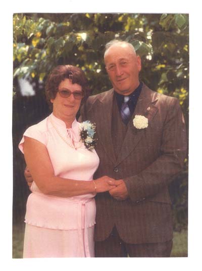 Photographie couleur de Barbara et de George plus âgés, bien habillés et fleurs à la boutonnière.