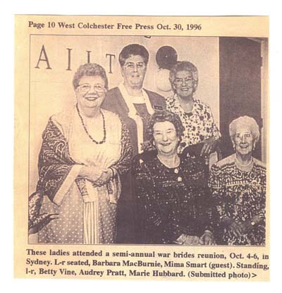 Coupure de journal effacée montrant Barbara et quatre autres épouses de guerre.