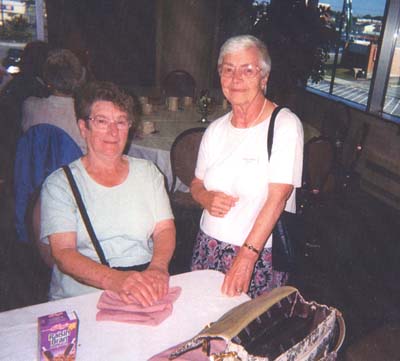 Barbara et une autre femme assistant à une réception pour War Brides.