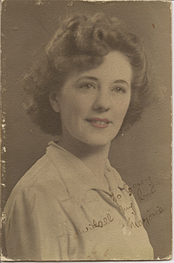 Portrait d’une jeune Marjorie, avec une inscription dans le coin.