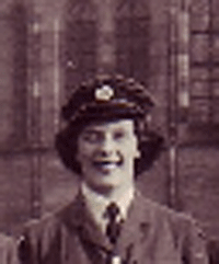 La jeune Marjorie en uniforme.