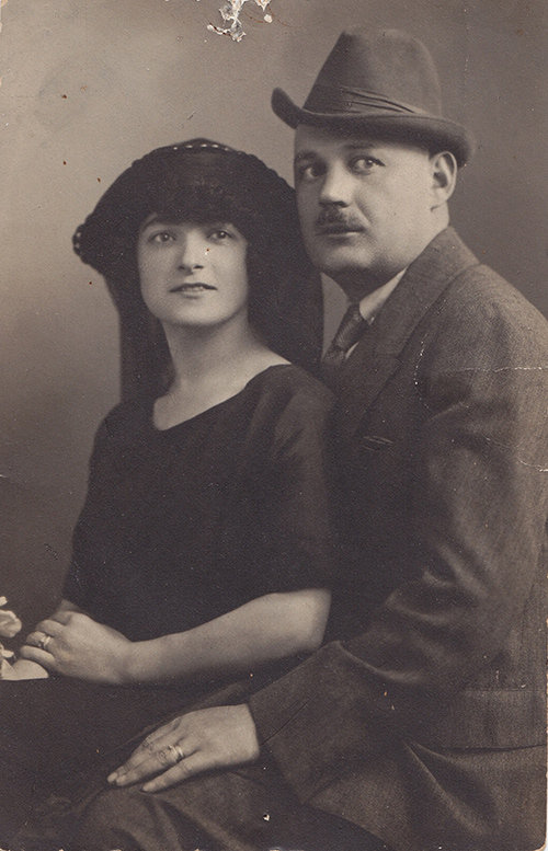 Portrait noir et blanc d’un homme et d’une femme assis l’un à côté de l’autre.
