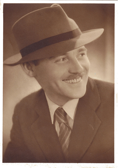 Portrait facial d’un homme portant un chapeau qui était à la mode en 1950.