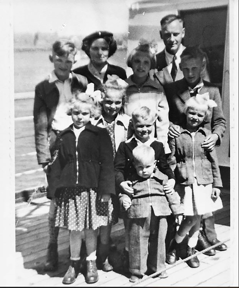 Vieille photo en noir et blanc d’une famille de dix.