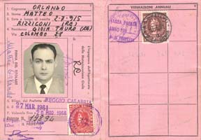 Document de voyage rose avec photo de Matteo et timbres.