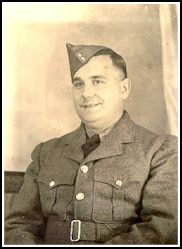 Portrait de jeune Bernard, en uniforme militaire.
