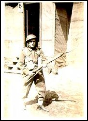 Bernard en jeune soldat, portant un casque et son arme.