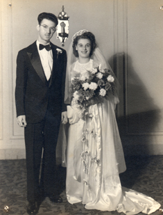 Mariée et marié le jour du mariage, mariée porte énorme bouquet de fleurs.
