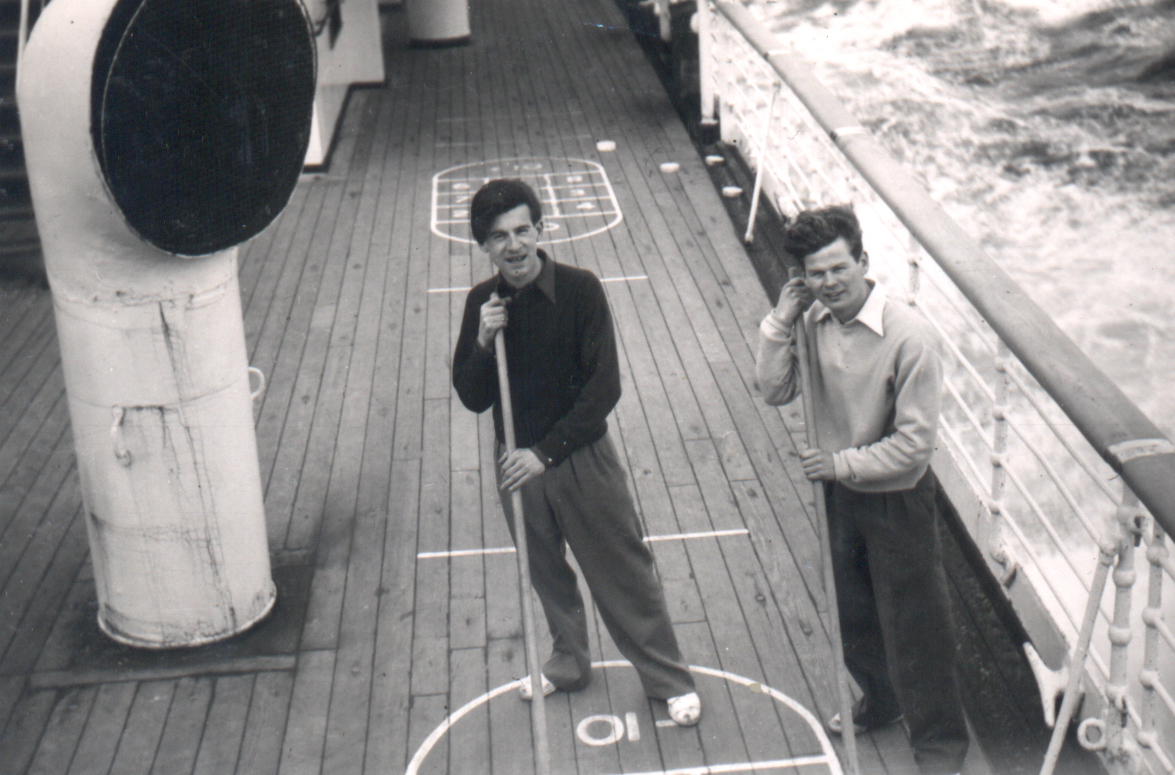 Deux jeunes hommes jouant sur le pont d’un bateau, à partir du niveau supérieur