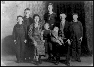 Portrait de famille noir et blanc de la mère, du père et de six enfants.