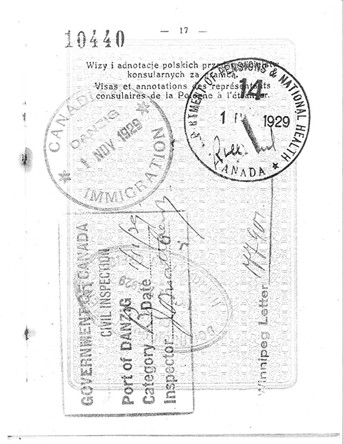 Un vieux document avec le gouvernement du Canada, Immigration Canada et Pension Canada et Santé nationale Canada en timbres.