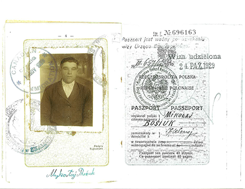 Copie d’un passeport avec des timbres et l’image d’un homme.