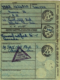 Document de voyage vert avec le nom Salter écrit en haut.