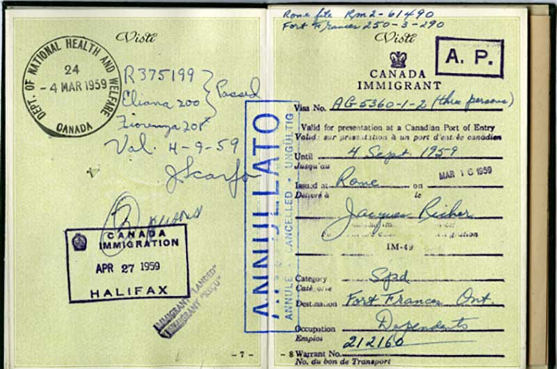 Vieille carte d’immigrant canadienne, avec des dates estampées et l’information du détenteur.