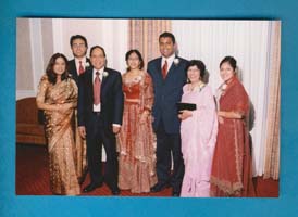 Photo en couleur des membres de la famille Om en tenue de soirée.