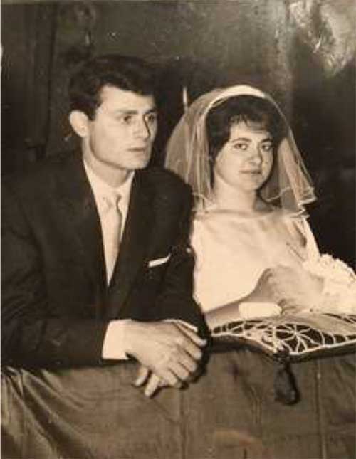Photo noire et blanche de jeunes jeunes mariés se mettant à genoux dans un banc