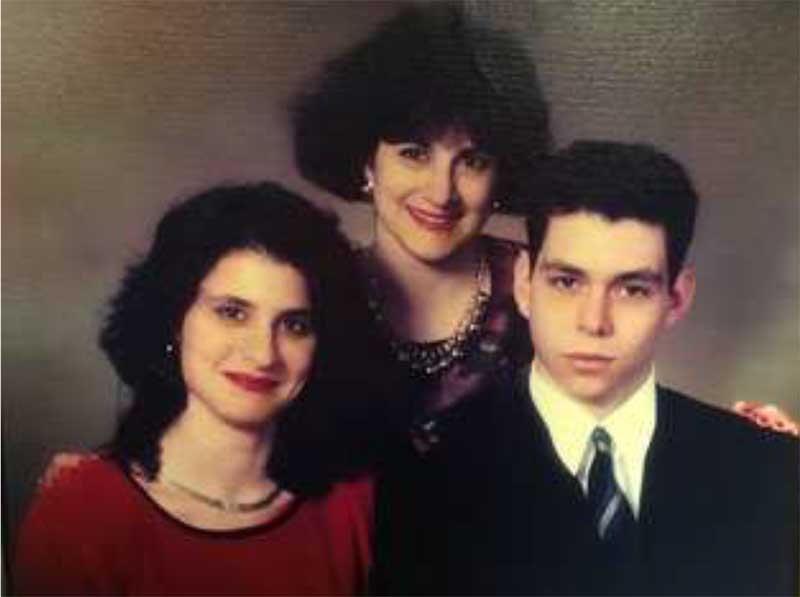 Portrait familial coloré de deux soeurs et un frère, bien habillé