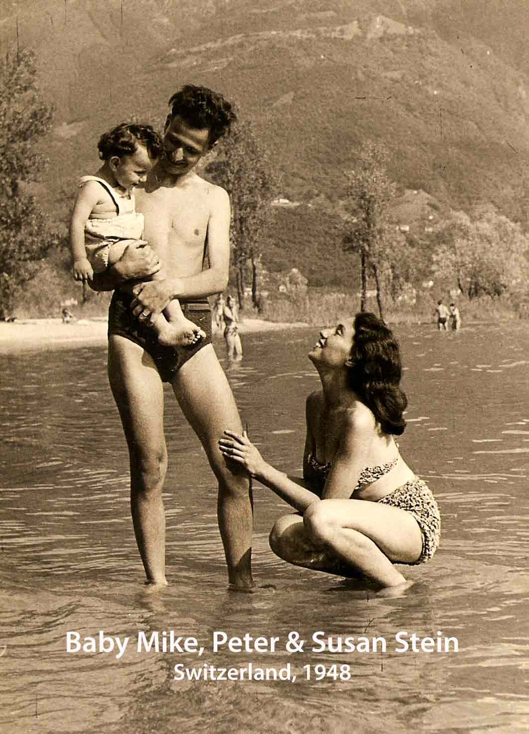 Photo en tons sépia d’une famille slovaque dans un lac. Le père tient un bébé et la mère est accroupie dans l’eau.