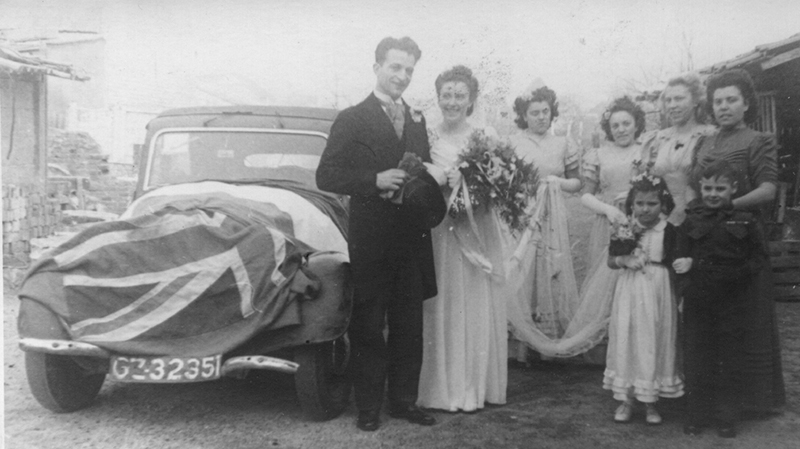 Le couple est à côté d’une voiture avec sa famille.