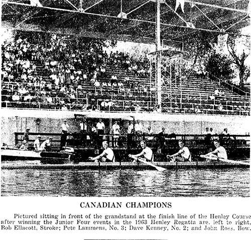Une vieille coupure de presse montrant quatre jeunes hommes assis dans un bateau de course. La photo est intitulée Des champions canadiens, « Canadian Champions ».