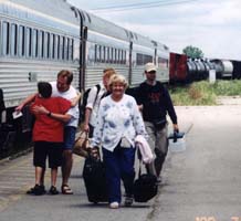Photo en couleur de gens qui descendent du train.