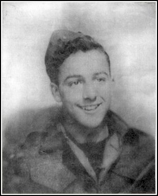 Portrait du jeune Albert souriant, en uniforme et casquette.