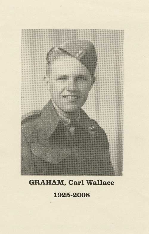 Une photo granuleuse montrant un jeune homme en uniforme militaire.