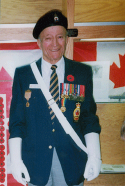 Ernest d’âge moyen portant un uniforme militaire avec des médailles, un béret et des gants blancs.