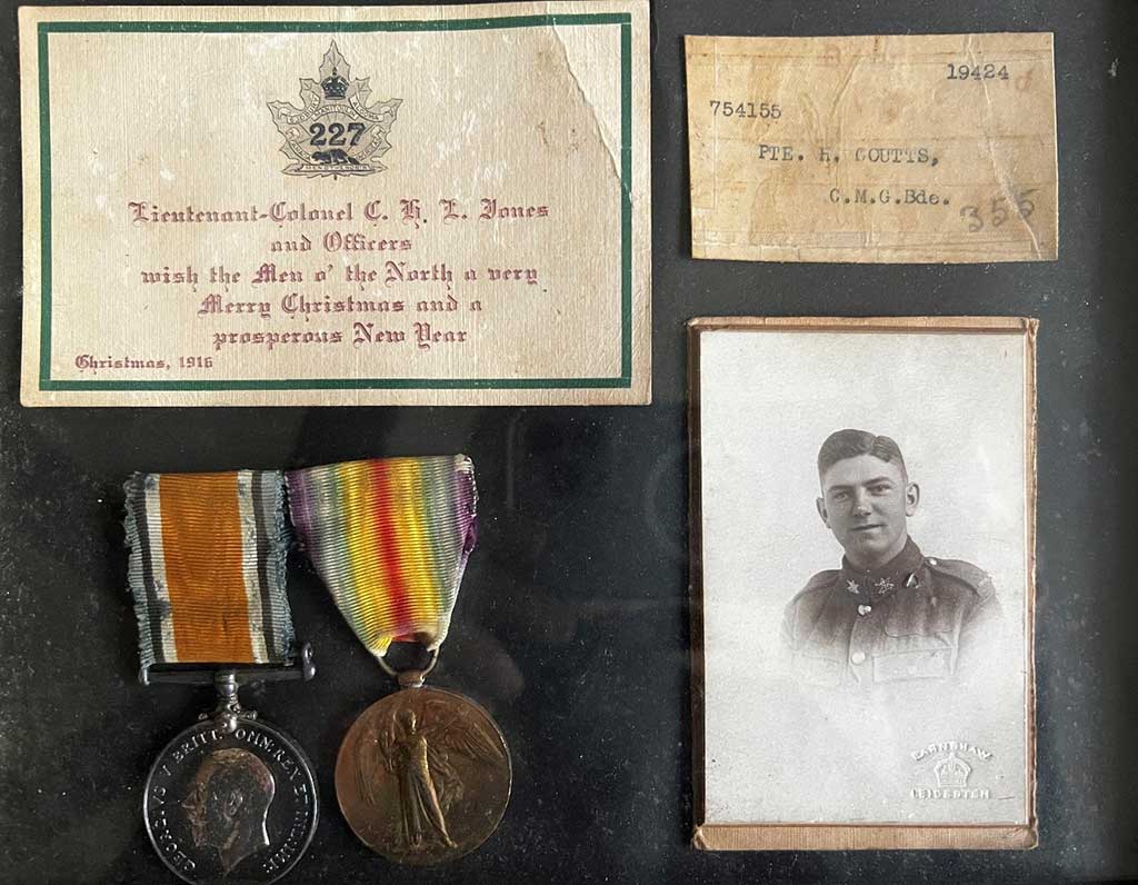 Médailles et documents du jeune militaire.