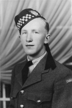 Portrait du jeune Herman en tenue militaire et casquette.