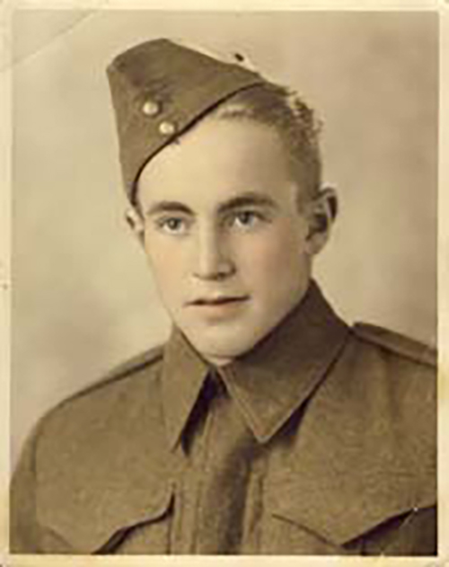 Portrait d’un jeune Walter en uniforme et casquette.