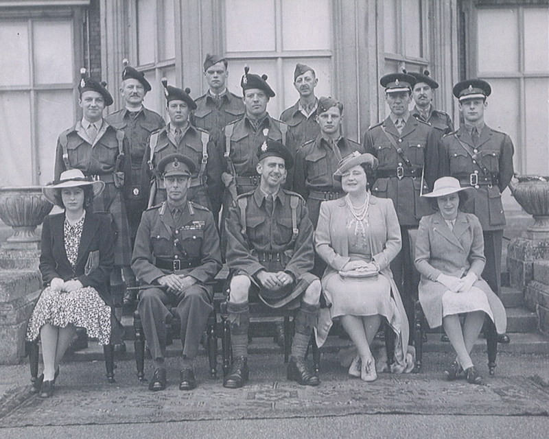 Un groupe d’hommes de l’armée soutient les membres de la famille royale.