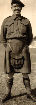 Le jeune Charles en uniforme traditionnel avec kilt.