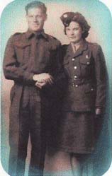 Portrait d’un jeune homme et d’une jeune femme en uniforme militaire.