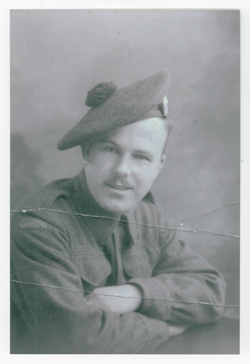 Portrait de service du jeune Lawrence en uniforme et casquette.