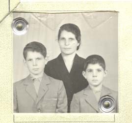 Photographie de famille pour passeport, femme en noir un garçon de chaque côté. 
