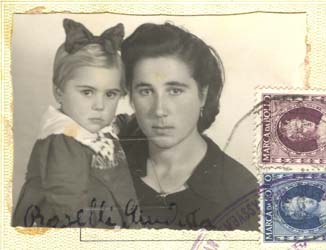 Photo de passeport familial avec femme en noir tenant bébé avec arc sur la tête.