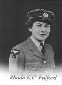 Portrait du jeune Rhoda en uniforme et casquette. 
